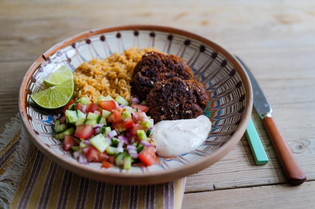 Rask hakkebiff med cajunris fra HelloFresh
