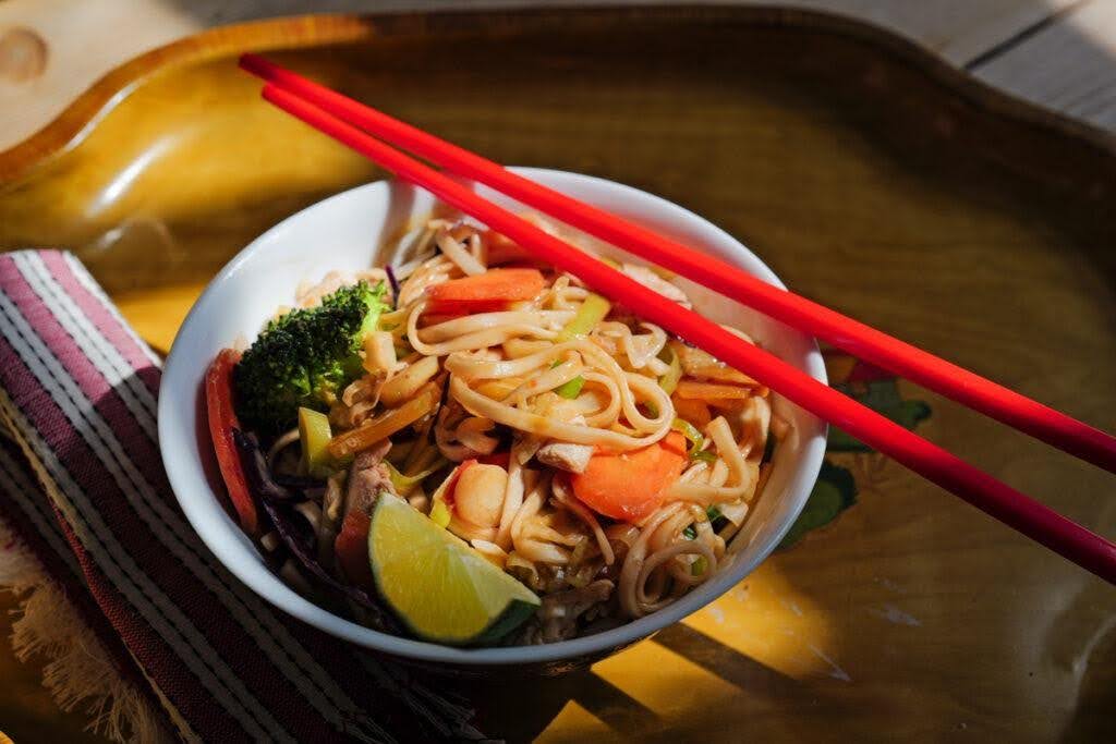 kyllingwok med sataysaus og nudler hellofresh